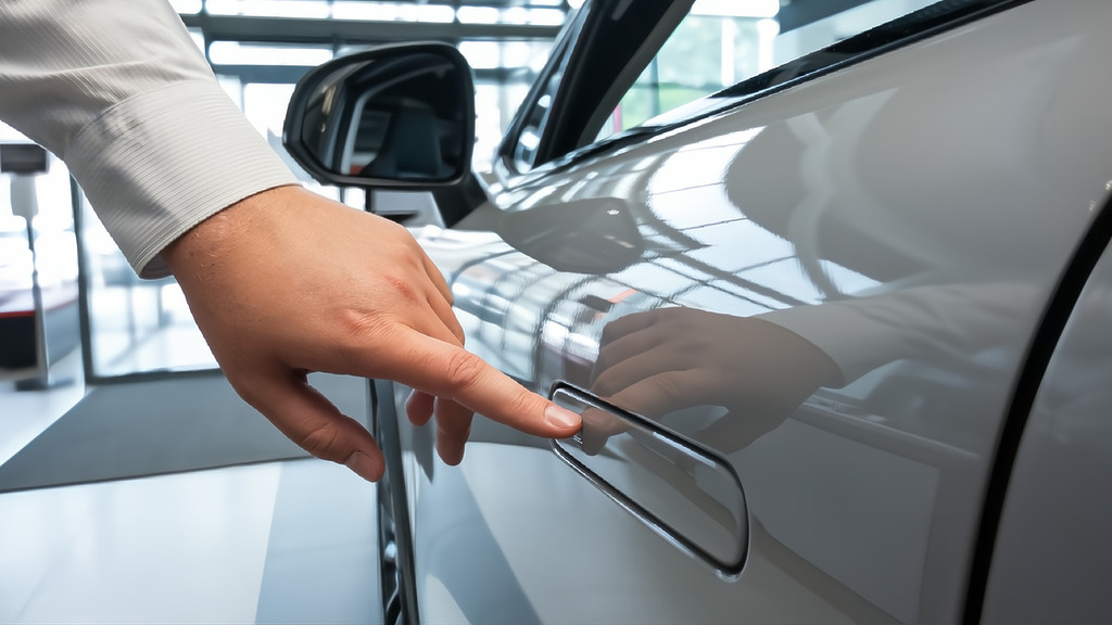 包括 Tesla 在內的多款電動車，電子門把都高度依賴電力運作，一旦遇上車禍可能導致完全斷電，乘客必須改用手動機械釋放裝置。