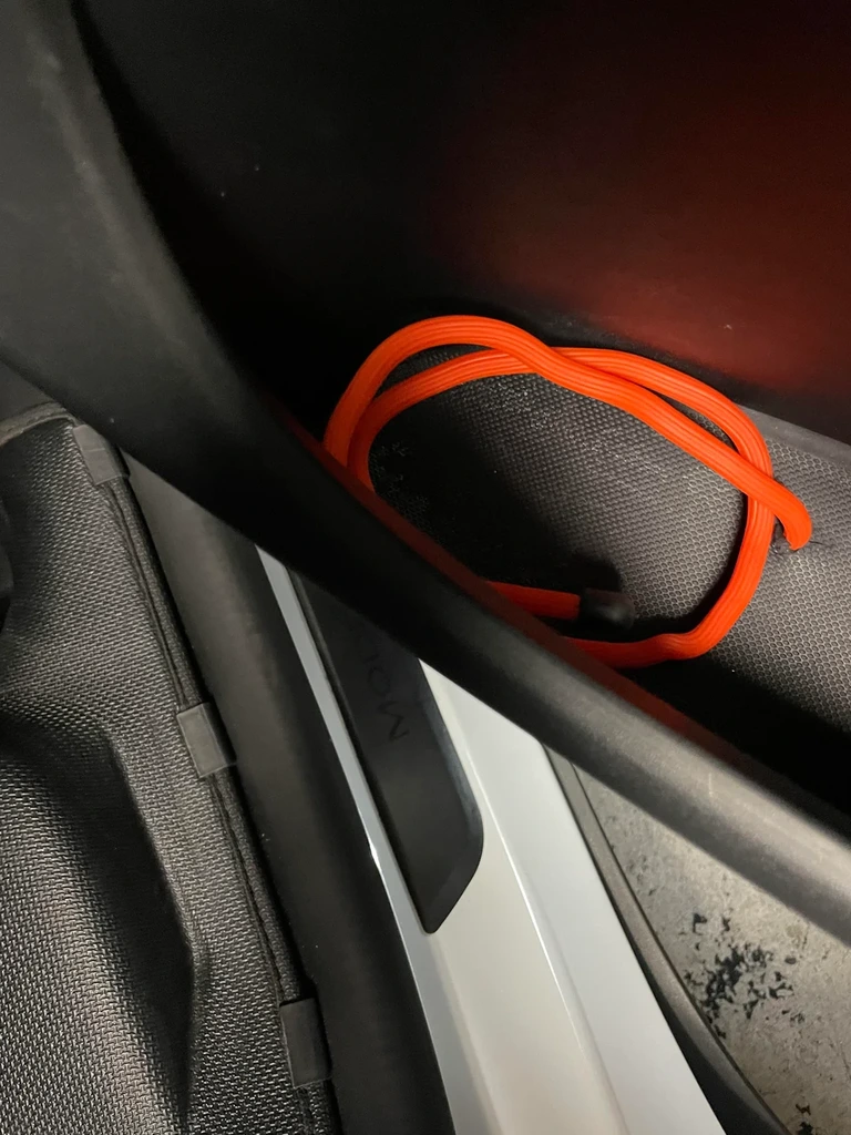 傳統手動拉桿一般會在車門的當眼位置，但 Model 3 的車門手動釋放裝置會隱藏在車門置物格下方，即使很多 Tesla 車主也未必知道緊急車門釋放裝置的位置會在那裡。