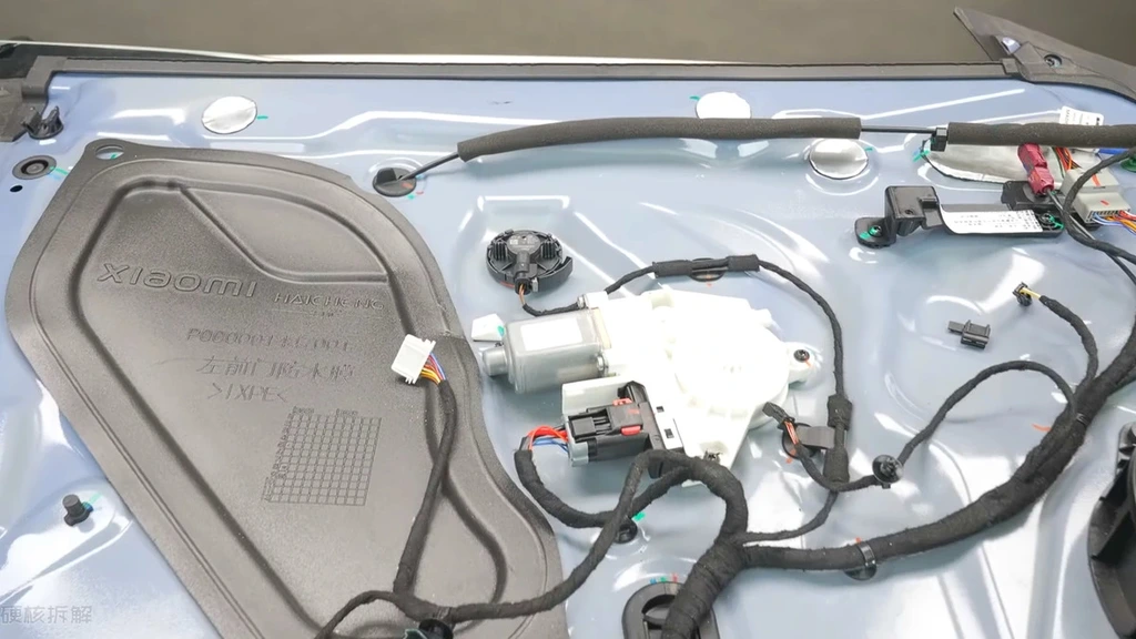 目前很多新推出的電動車多採用隱藏式門把及電子車門鎖，例如小米 SU7 及 YU7 的車門被國內媒體發現是沒有使用機械式門鎖結構。