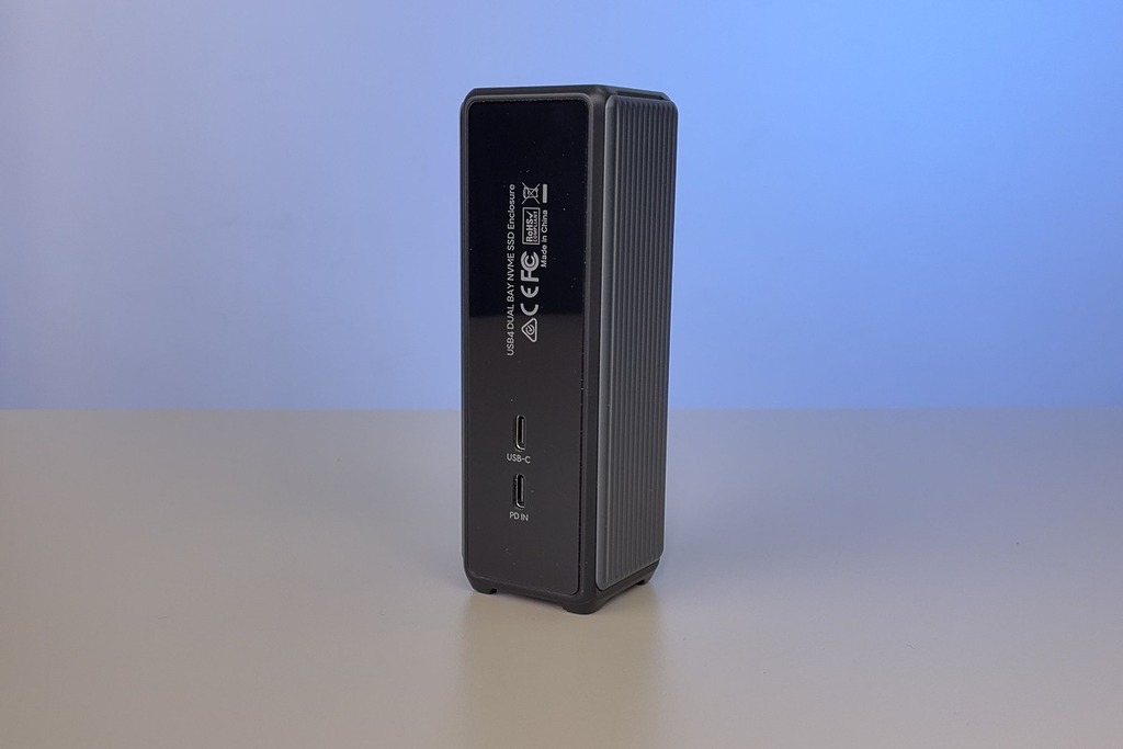 背面有2個Type-C輸入