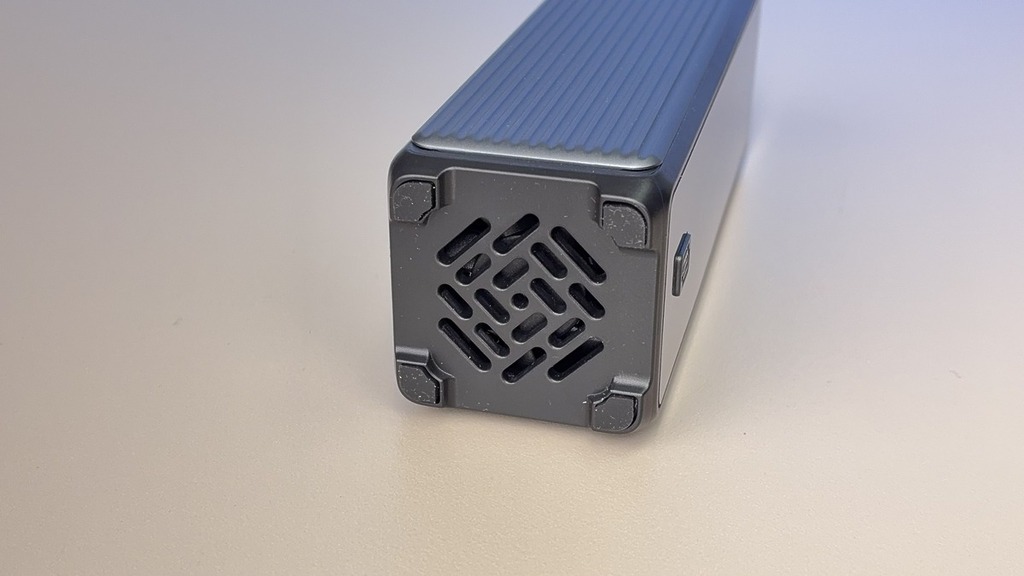 機身中央底部設有小型風扇吸入生風