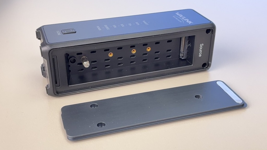 金屬蓋為磁吸固定毋須工具