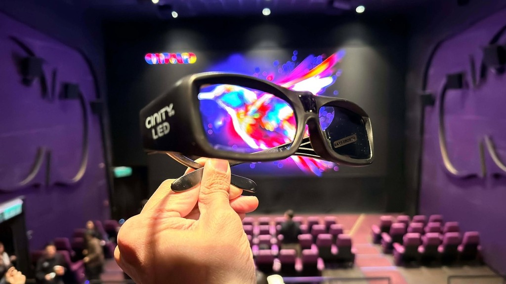 CINITY LED 4K 3D 所使用的 3D 眼鏡並非傳統的被動式偏光鏡，而是類似初代 3D 電視使用主動快門式技術。