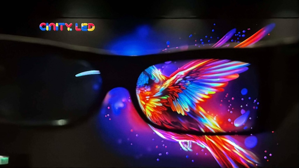 新的 3D 眼鏡能改善傳統偏光式 3D 眼鏡畫面昏暗感，色彩表現會更鮮豔。