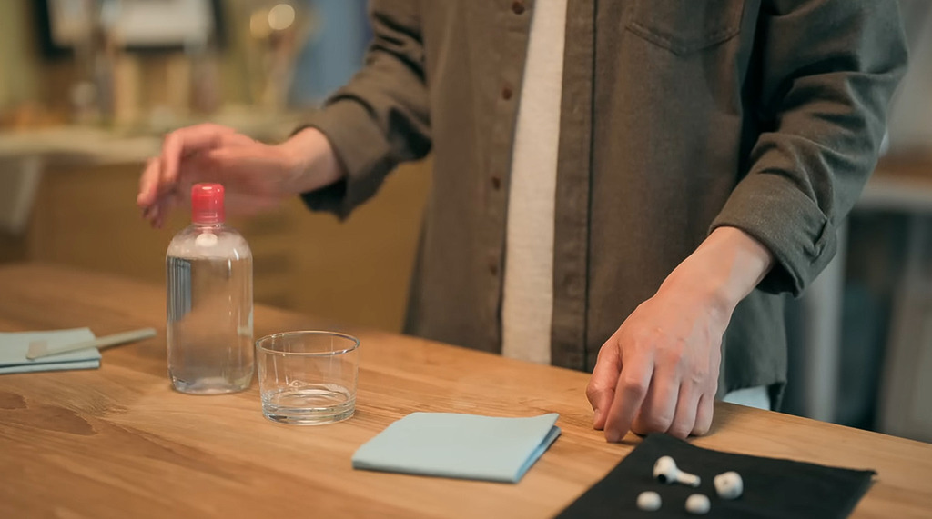 首先是在杯中加入少量卸妝水