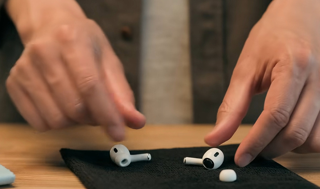 Apple 會建議將已清潔的 AirPods 放在通風處,自然風乾約 2 小時,待 AirPods 完全乾透後才可使用。