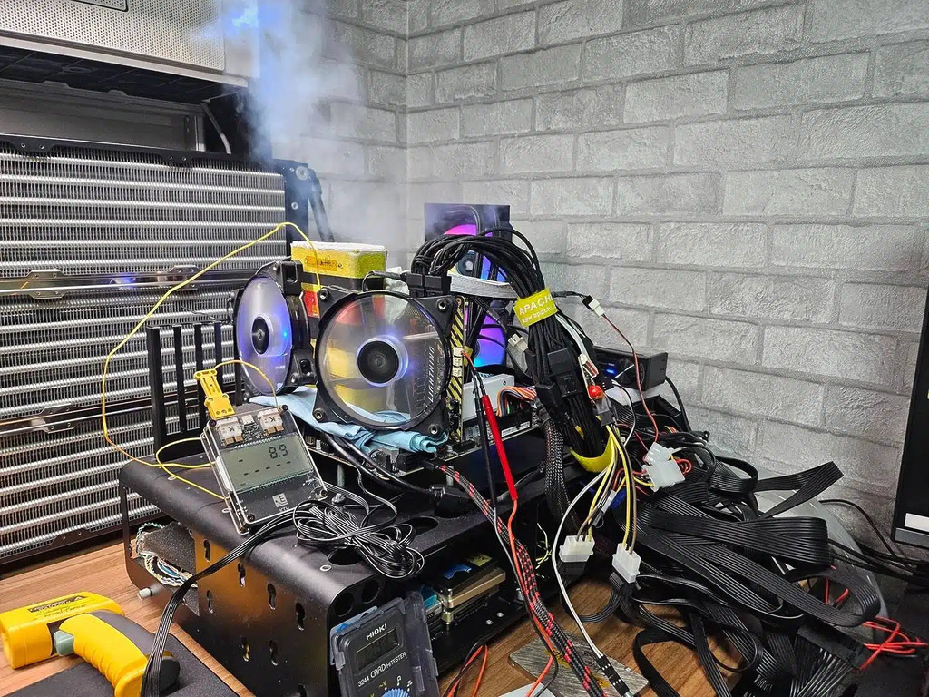 該玩家是採用液氮或自製水冷系統等特殊散熱方案，而非零售版一體式水冷系統