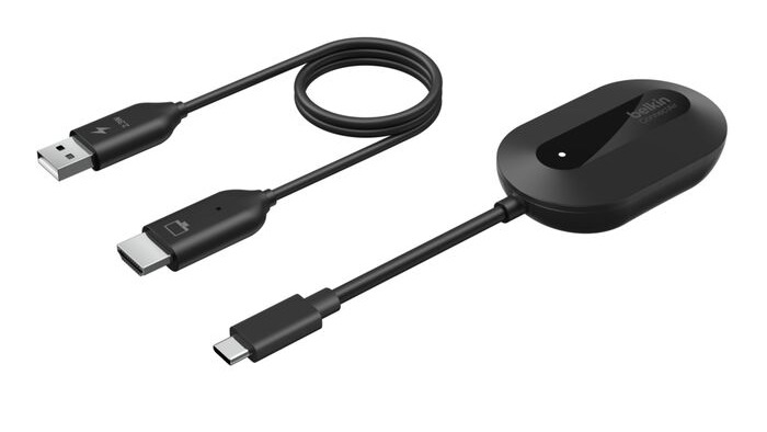 Belkin ConnectAir 無線 HDMI 顯示適配器由發射器（右下）和接收器（左上）組成，其中接收器一端接到顯示器的 HDMI，另一端接到 USB-A 充電器或電視的 USB-A 接口。