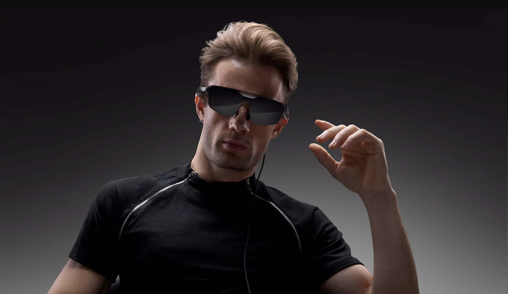 ASUS 的電競眼鏡 ROG XREAL R1 設計不單有型有格,戴上後可變成一個 171 吋巨芒,打機、煲劇自然更過癮。