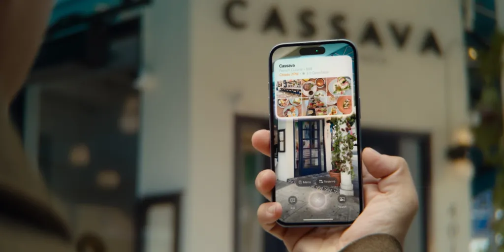 其實 Apple 在 iOS18.2 已為 iPhone 帶來 Visual Intelligence，只要透過 iPhone 的動作按鍵來開啟這個功能，就能快速透過 iPhone 相機來「觀看」鏡頭下的內容，並可快速搜尋、翻譯所看到的內容。