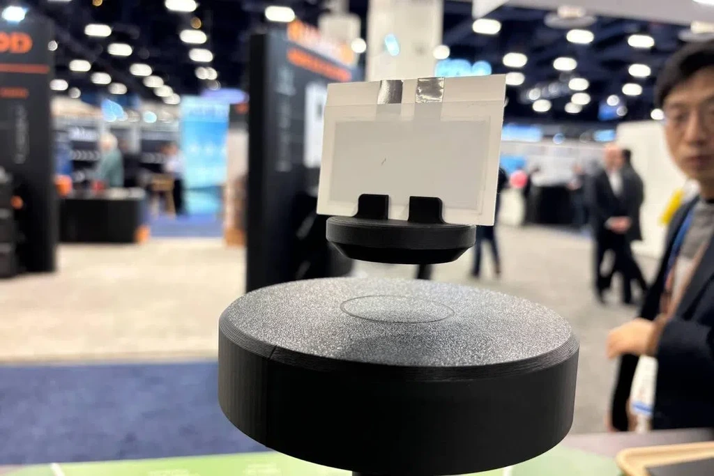 Flint 的紙電池是採用纖維素為核心材料，可從各類植物中提取。並利用碳墨與黏合凝膠等水性成分，所以不易發生過熱現象。