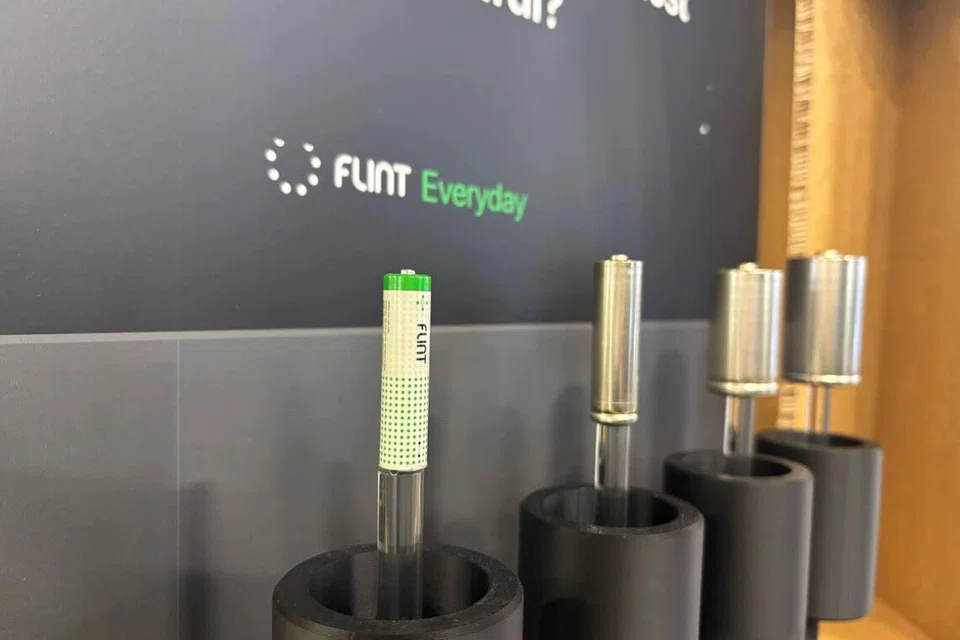 Flint 圓柱形充電電池的大小和傳統鹼性 AAA 電池相約，容量約 1,250mAh，與 Panasonic 等主流 AAA 電池相當。