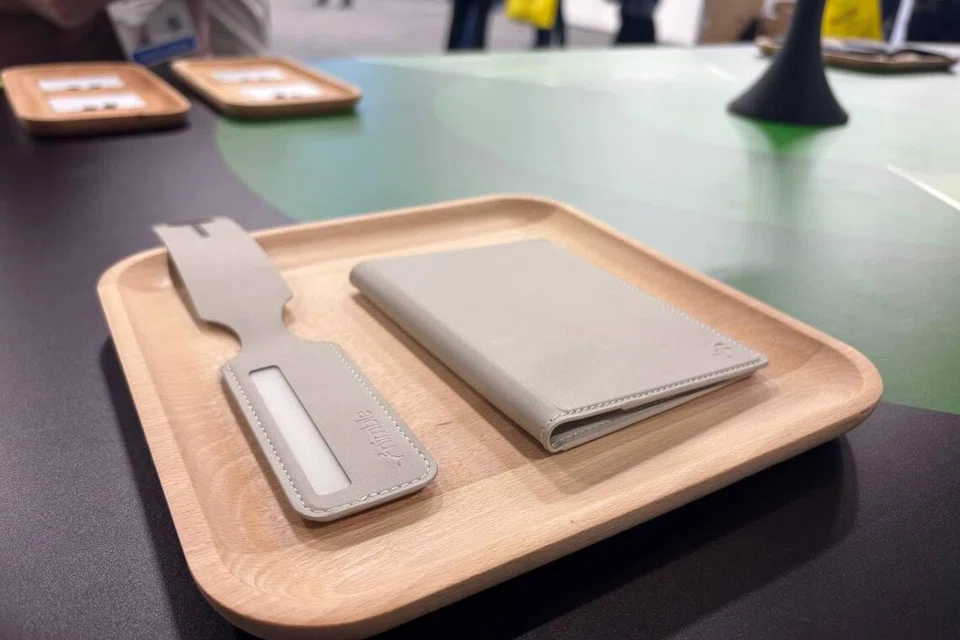 Flint 計劃於 2026 年年中推出採用薄膜紙電池的行李牌與護照套，兩款產品皆兼具追蹤器功能。