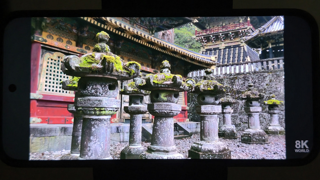 在 6.83 吋屏幕中帶來大畫面優勢，整體亮度及細緻度中規中矩。