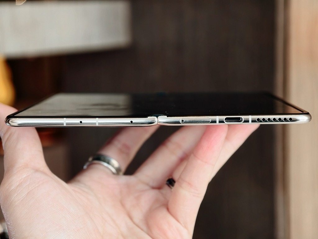 新機採用超薄四曲面設計，將機身厚度壓縮至極限——展開形態僅 4.5mm。