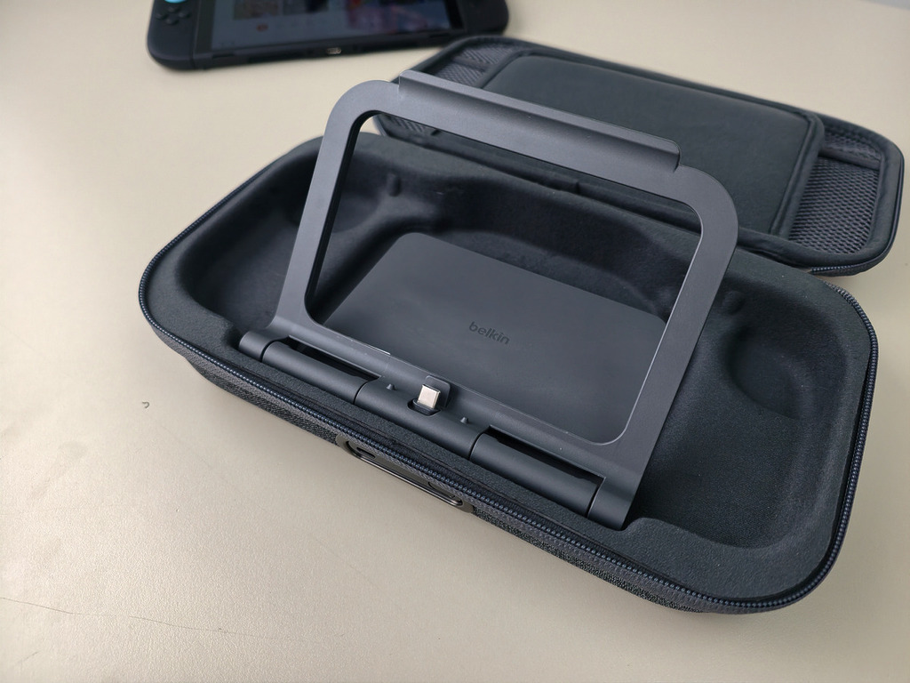 電池底座可以調校至不同角度使用。