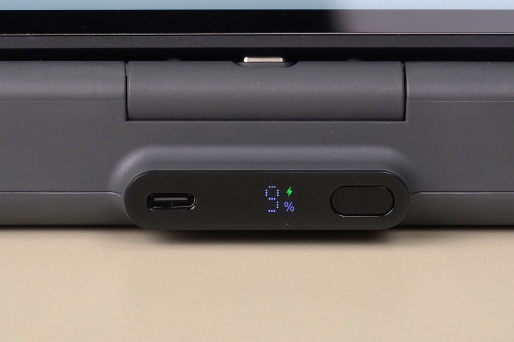 前方提供 USB Type-C 輸入為電池充電，按下按鈕可以看到電池充電狀態。