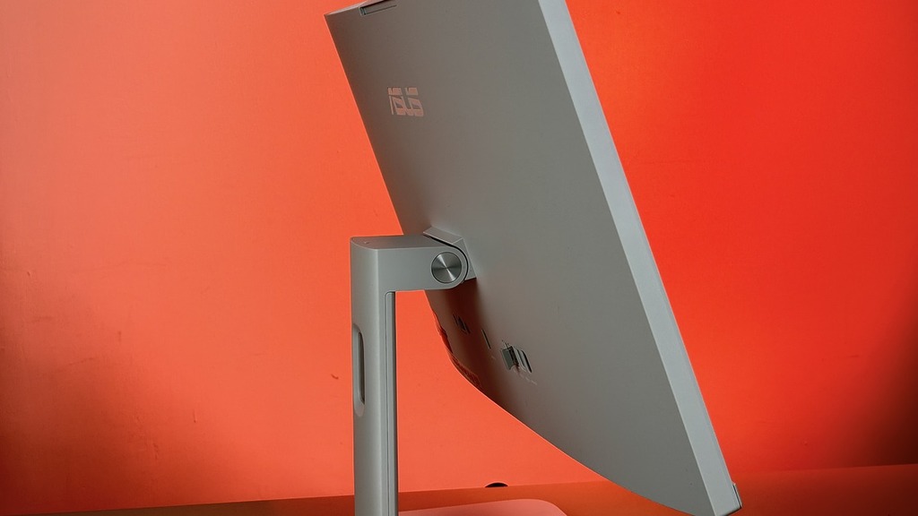 可惜機背的支架不能調節高低⋯⋯