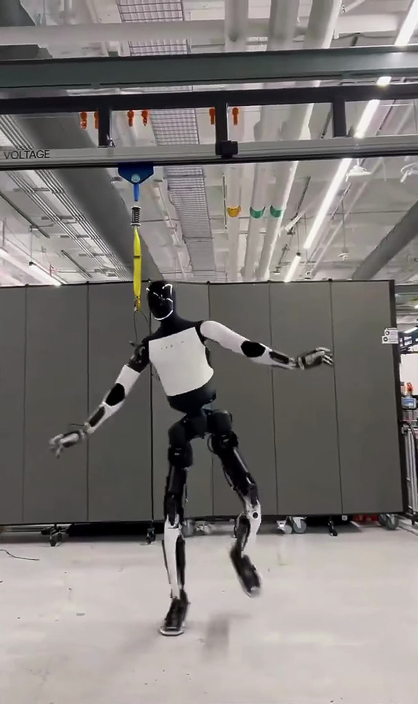 Tesla 去年多次透過社交平台發表 Optimus 的開發成果,以向投資者交功課。