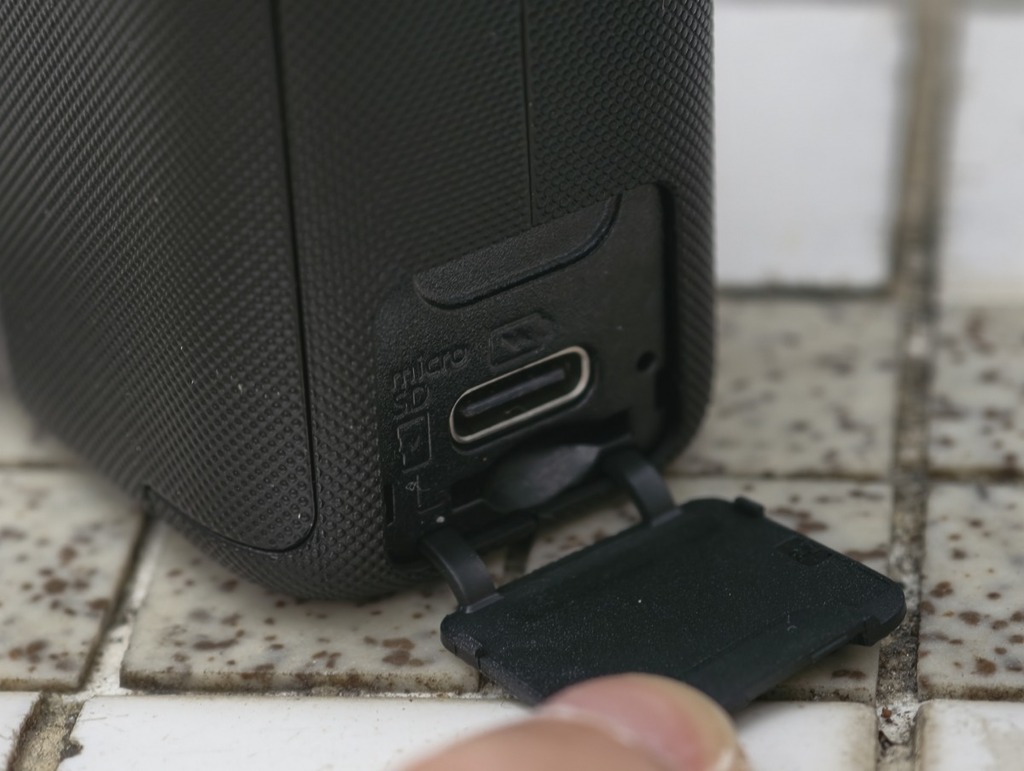 裝置用 USB Type-C 充電，microSD 儲存。