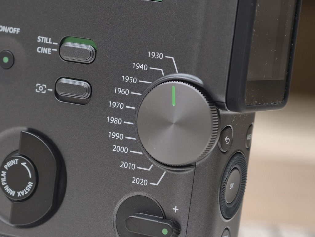 轉動 Eras Dial 可以轉換成不同年代拍攝風格。