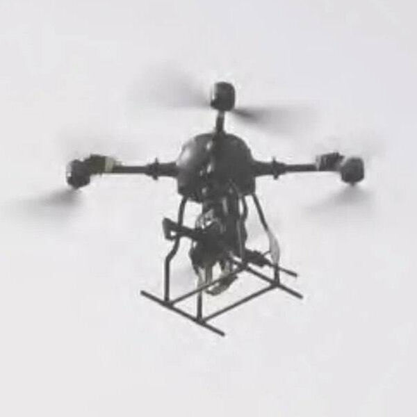 攜帶標準步槍的測試無人機