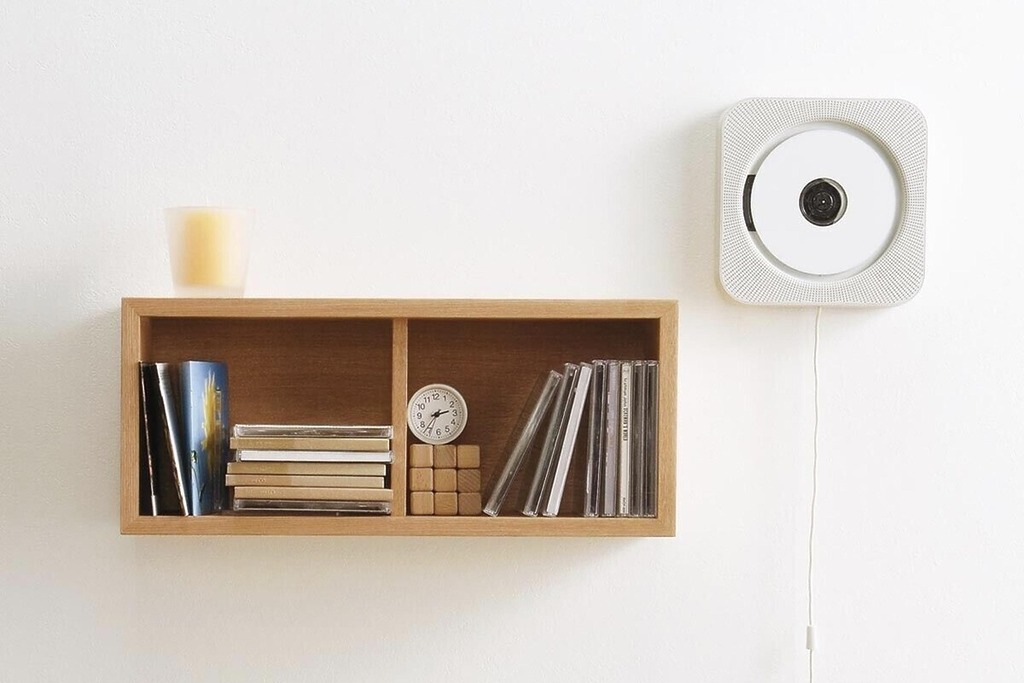 無印良品（MUJI）早在 1999 年推出一款掛牆式 CD 機，並成為 2000 年代的經典潮物。