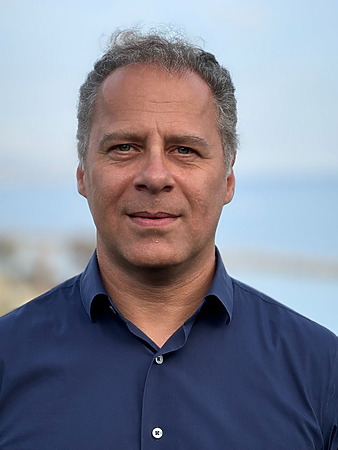 領導加州大學爾灣分校納米級通訊積體電路實驗室研究團隊的電子工程與電腦科學系主任教授 Payam Heydari。