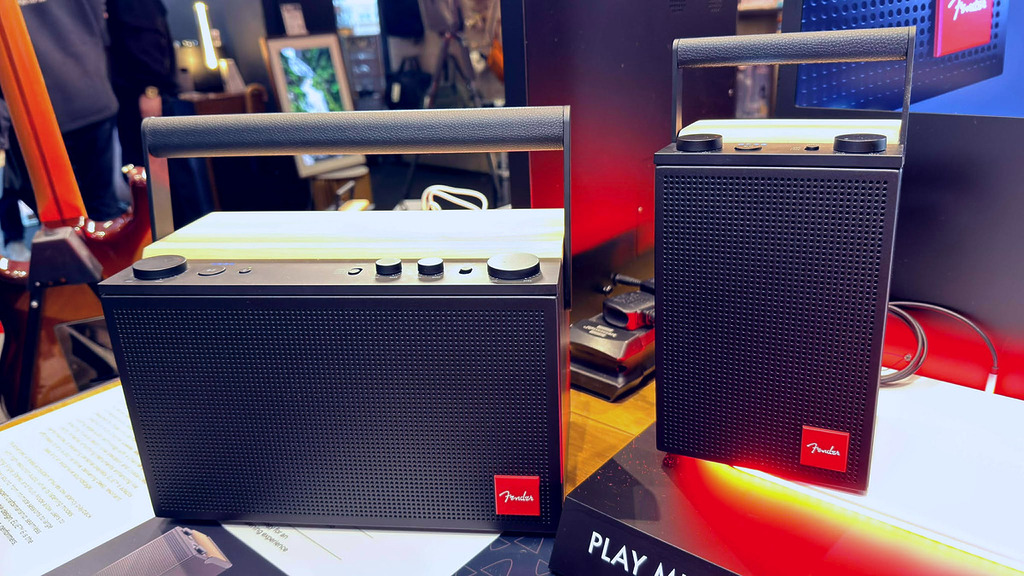 Fender ELIE 系列全名為「Extremely Loud Infinitely Expressive」，意指極致響亮、無限表達的意思。分別有較小巧的 ELIE 60 和重量級的 ELIE 12 有兩個型號，提供最高 60W 及 120W 輸出功率，是目前市場上同類產品中，輸出功率最高的型號。