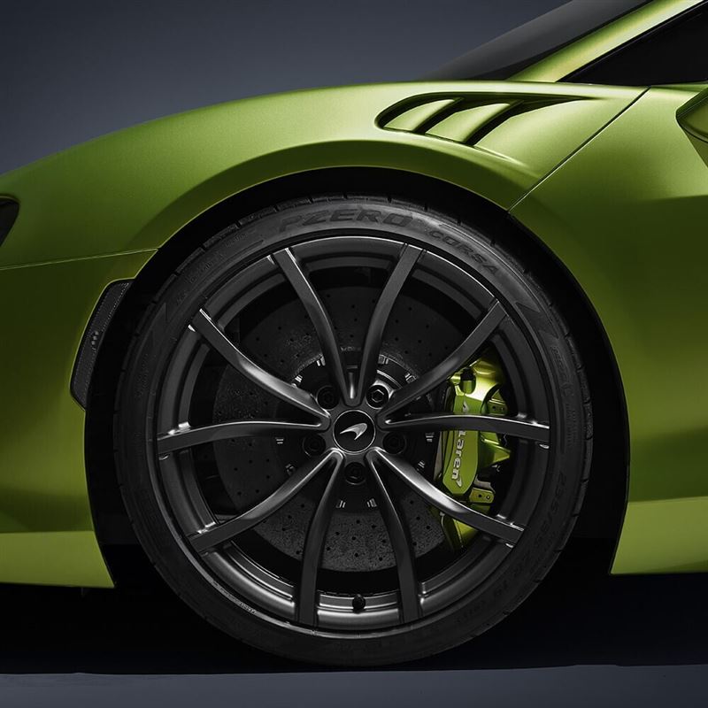 目前 Cyber Tyre 技術已在 McLaren Artura 上使用，以辨識輪胎種類與對應的最佳滑移率。