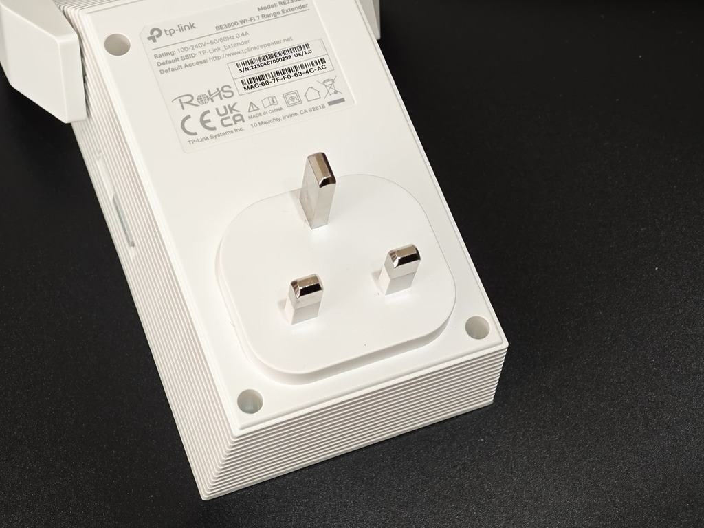 TP-Link RE235BE 變壓器（火牛）直接整合於機身內部。