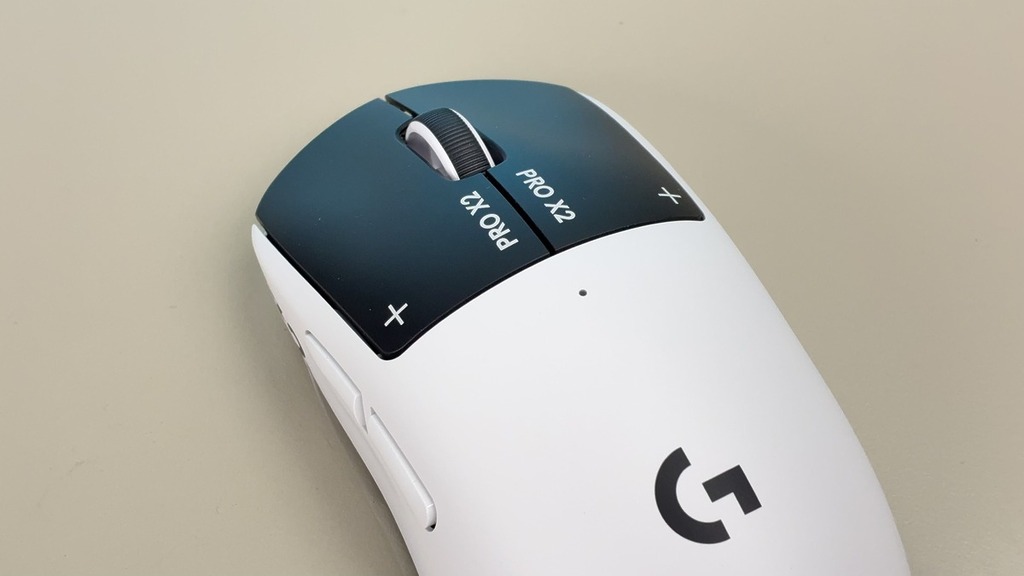 有指示燈，但不設 DPI 切換鍵，要額外設定。