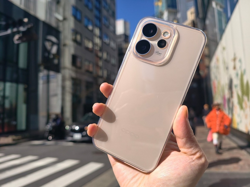 今次我們試用的是 OPPO Reno 15 Pro Max 的暮光金版本，淡金色機身相當沉穩。