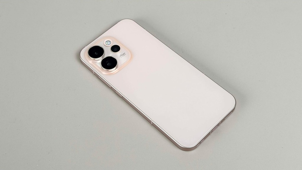 不過在室內燈光下，看起來會有點淡淡的玫瑰金的感覺。