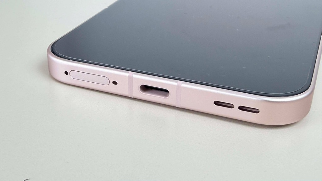 SIM 卡槽會在機底的位置