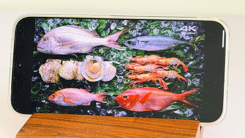 雖然屏幕亮度說不上超亮麗，但勝在柔和自然。