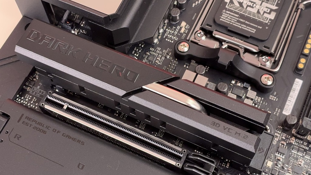 M2_1 槽上方的巨大散熱片更改用均熱板技術