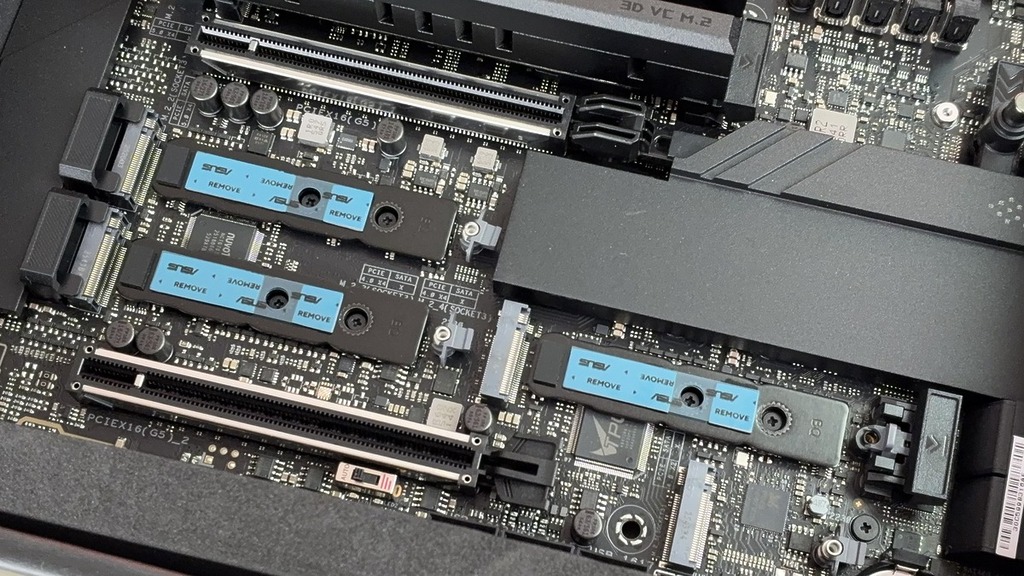 儲存裝置最多支援 5 條 M.2 SSD，不過受制於線路有限，M2_5 僅可使用迷你 2230 Gen4x2 規格、2 條 PCIe x16 可詳細分拆。