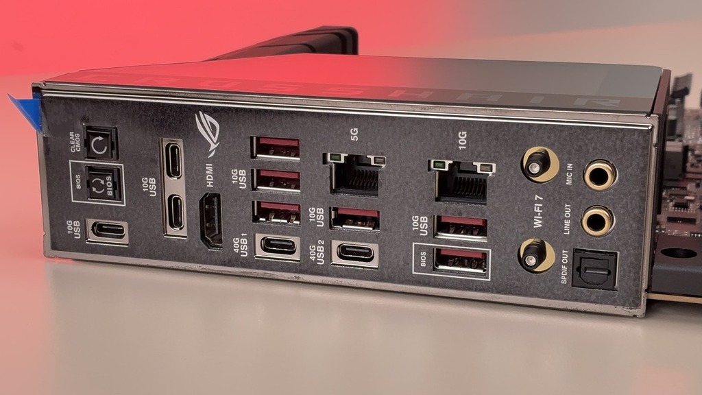 主機板 I/O 升級到 10Gb + 5Gb 雙 LAN 及三頻 Wi-Fi 7 、2 個 USB-C 40G 及 3 個 USB-C 10G