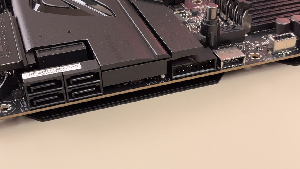 晶片組 2 個 SATA 及 ASMedia ASM1162 晶片額外拉出 2 個 SATA 埠。