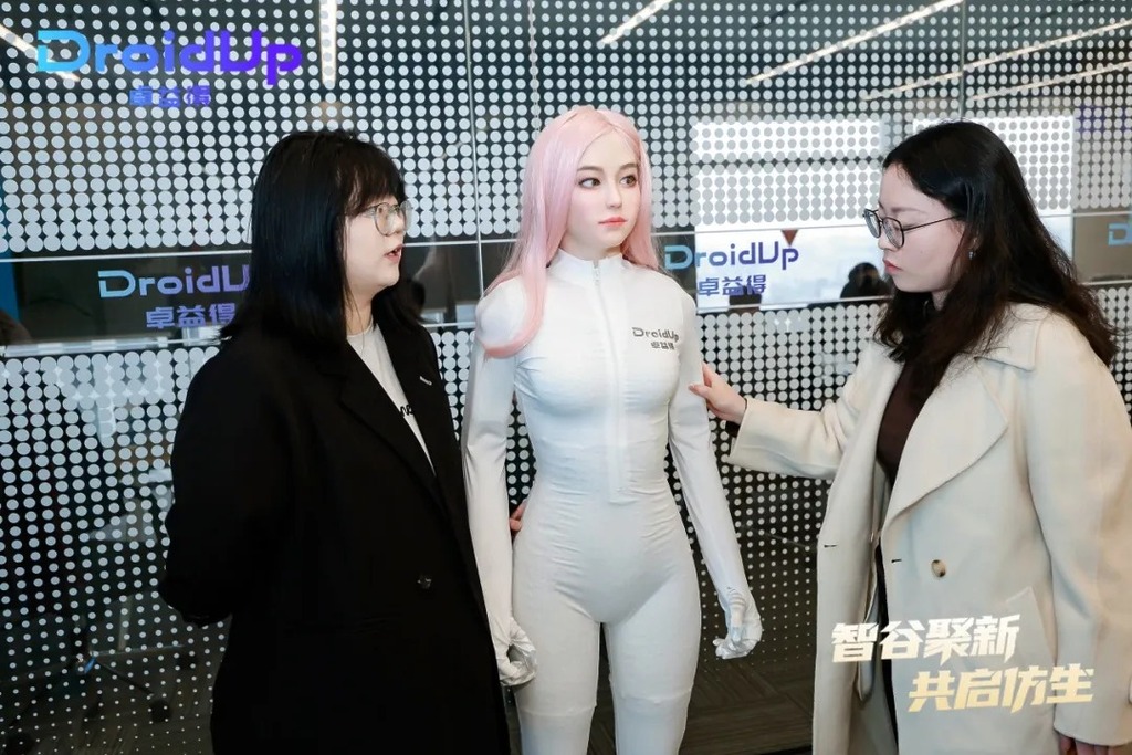 上海卓益得機械人公司發表「全球首個完全仿生 AI 機械人」，名字叫 Moya。