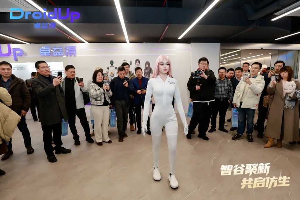 它搭載廠方的小腦運控模型，能夠流暢優雅地行走、轉身等。