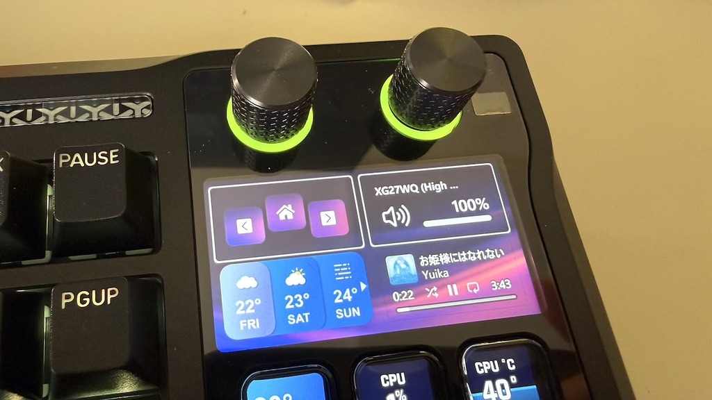 小螢幕與上面的旋鈕連動，除了用來顯示現時的旋鈕值外，還可以顯示天氣預告、播放器現時播放的歌曲資料等。