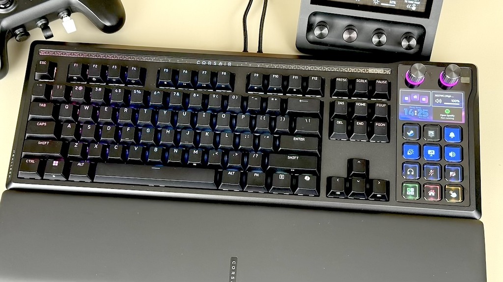 Corsair GALLEON 100 SD 將電競鍵盤和 Stream Deck 結合，將最常用的功能通通放在手邊。