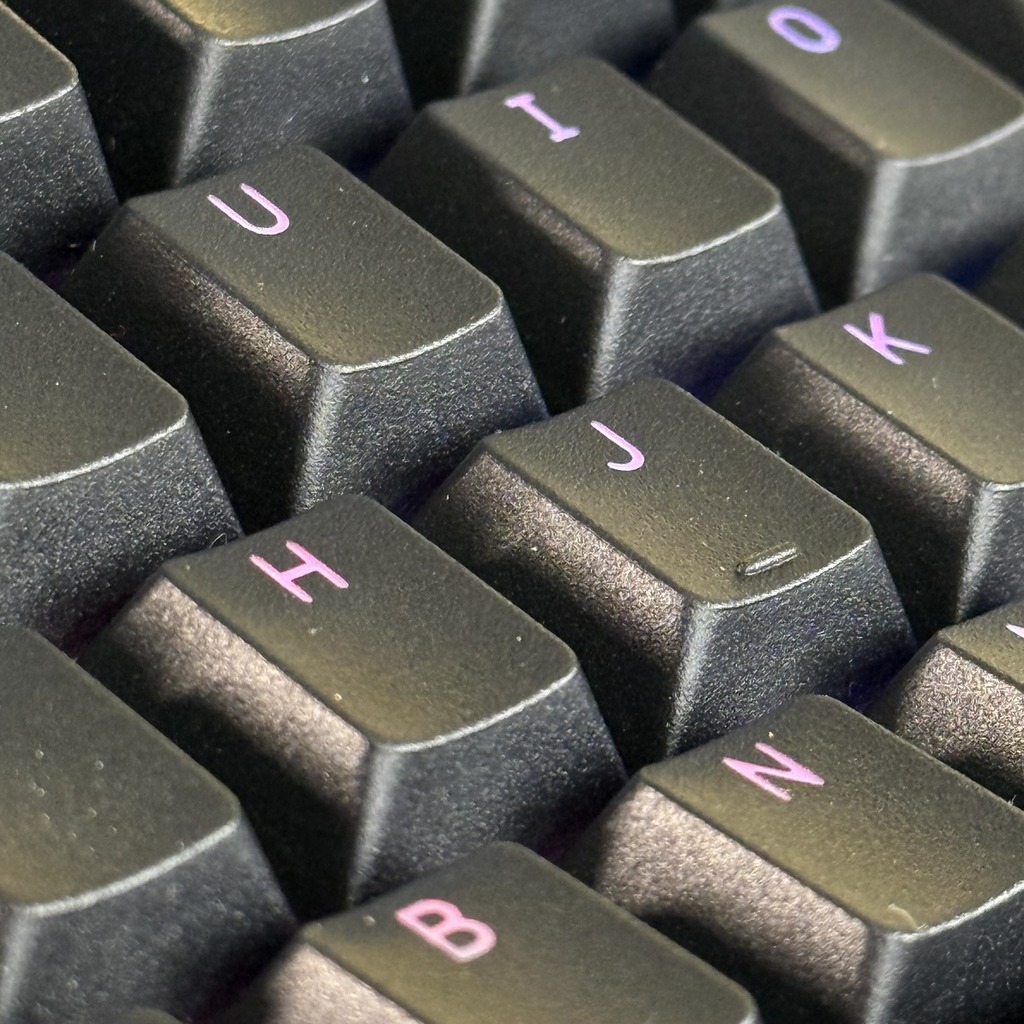 鍵帽採用具有磨砂質感的 PBT 物料製成，提供極佳手感和耐磨特性，即使長時間使用也不易令鍵帽變得光滑。