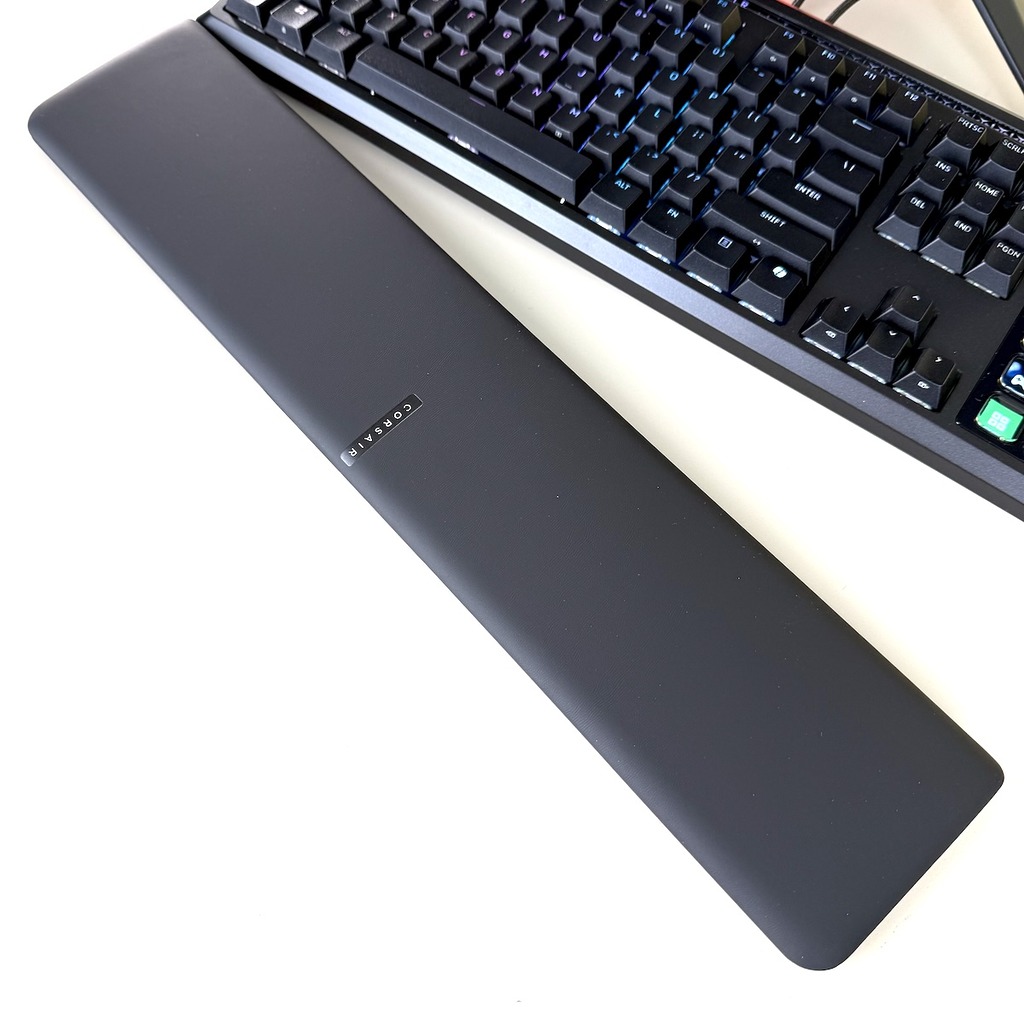 隨鍵盤的磁吸手托質感柔軟。