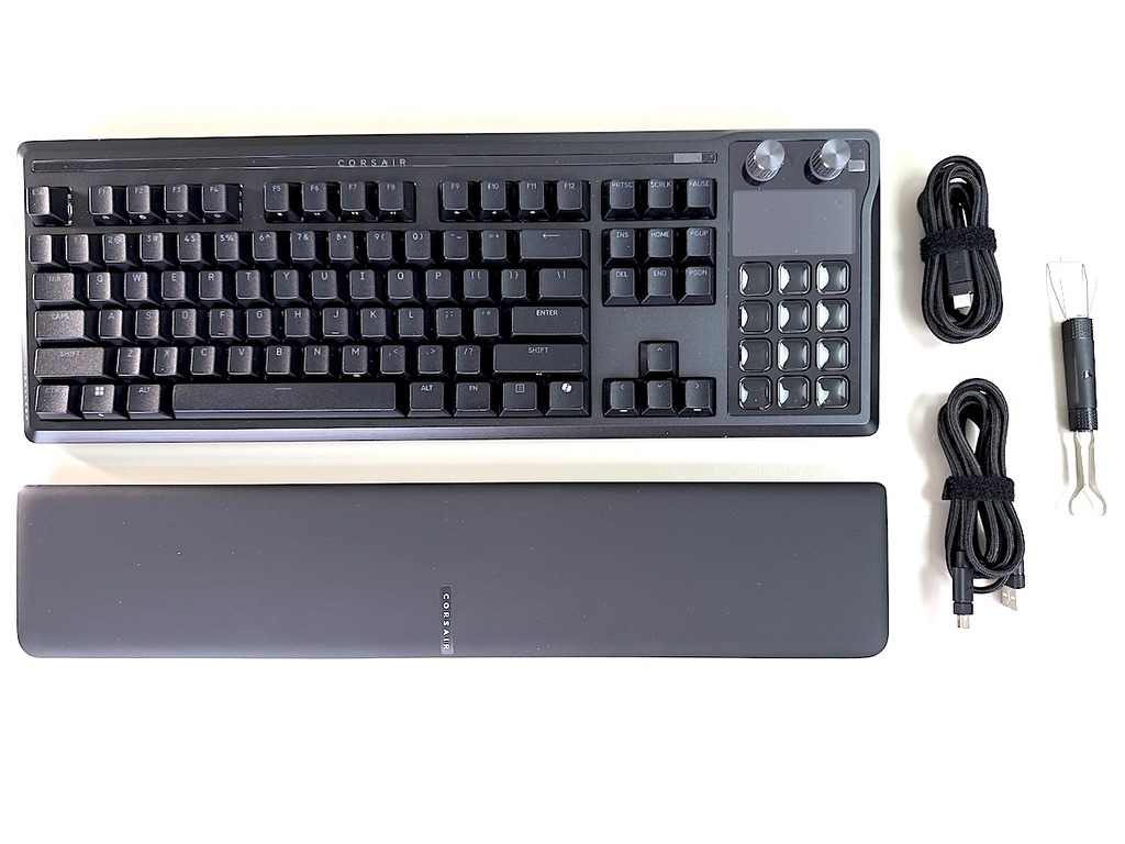 Corsair GALLEON 100 SD 內容包括鍵盤、磁吸軟手托、兩條 USB-A 至 USB-C 線及鍵帽軸體拔除工具。
