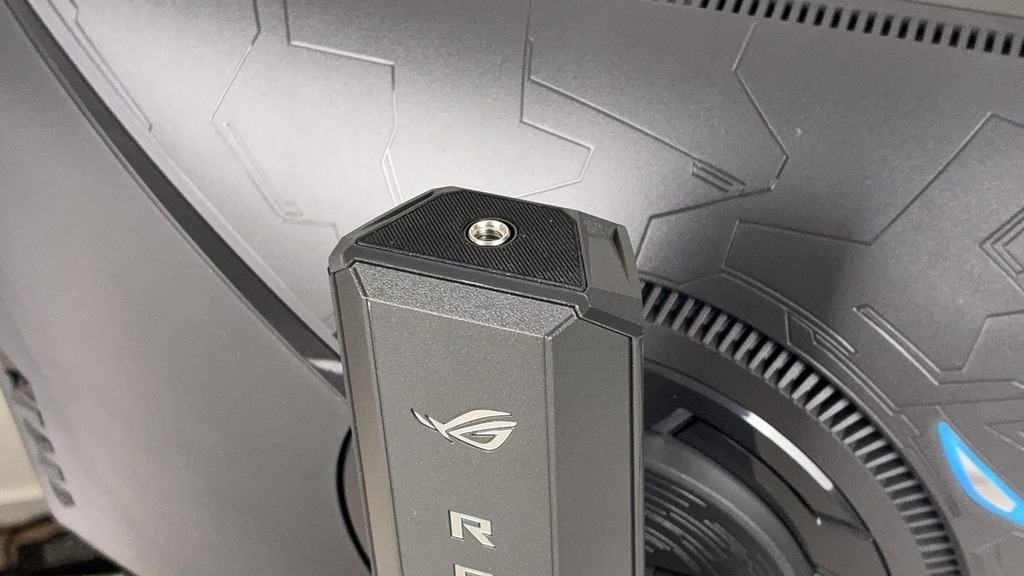 中柱的頂部設有 1/4 吋三腳架螺絲孔