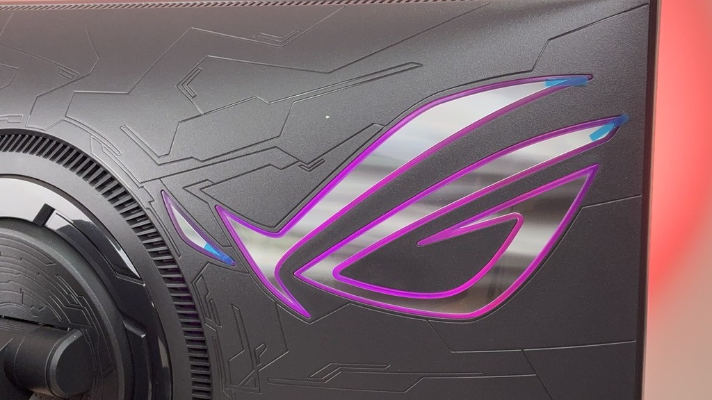 機背有 ROG Aura Sync 燈效