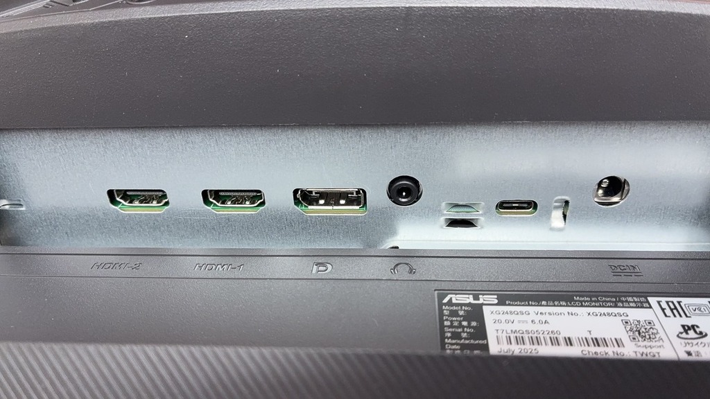 輸入包括 1 個 DisplayPort 1.4、2 個 HDMI 2.1